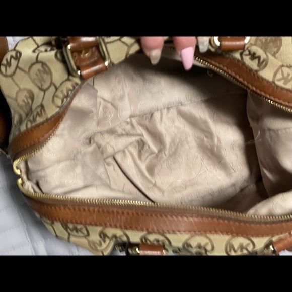 Michael Kors Monogram purse - Picture 7 of 9